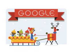 Tres pequeños que saludan bajo la nieve mientras su madre conduce un trineo jalado por un reno. ESPECIAL / google.com.mx