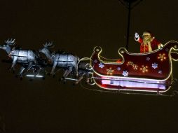 De esta forma, Santa Claus se desplazaría a varias partes del planeta y detener el tiempo para hacer las entregas. AFP / K. Tribouillard