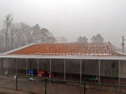 Se espera que la tormenta continúe durante la noche, con viento y granizo, y además podrían tocar tierra algunos tornados menores. AP / E. Baylis