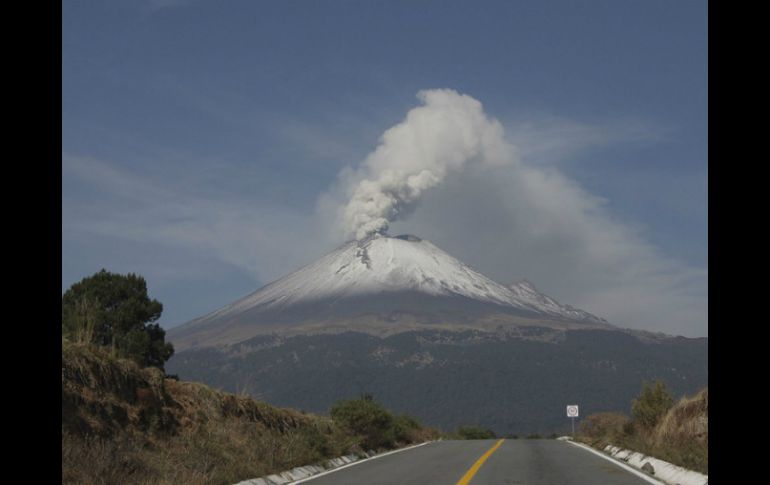 El Popocatépetl emite 37 exhalaciones acompañadas por emisiones de vapor de agua y gas en las últimas 24 horas. NTX / ARCHIVO