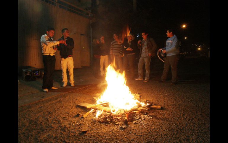 En cuanto al encendido de fogatas piden no hacerlo en las calles y evitar a toda costa hacerlo bajo techo. EL INFORMADOR / ARCHIVO