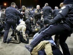 Unos 300 manifestantes lanzaron ladrillos y bengalas en violentos enfrentamientos con la policía. AP / D. Carson