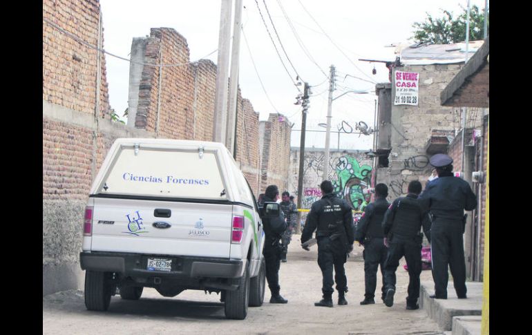 Privada Jalisco. Personal forense acudió al lugar para levantar el cuerpo.  /