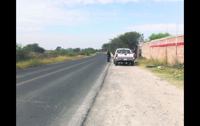 Tlajomulco. Elementos resguardan la zona en donde se encontró uno de los cuerpos. EL INFORMADOR /