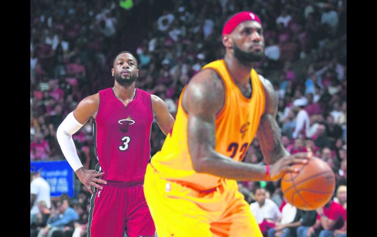 Amigos. Dwyane Wade (atrás) fue el máximo anotador del duelo, con 31 puntos, por 30 de LeBron James (al frente). AFP / M. Erhmann