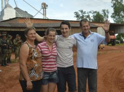 Arlan Fick reencuentra a su madre, padre y hermana depués de ser liberado por el Ejército del Pueblo Paraguayo. AP / O. Acosta