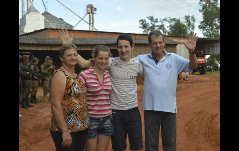 Arlan Fick reencuentra a su madre, padre y hermana depués de ser liberado por el Ejército del Pueblo Paraguayo. AP / O. Acosta