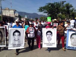 Padres de familia e integrantes de la CETEG se movilizan sobre las calles donde atacaron a los estudiantes. SUN / Cristopher Rogel Blanquet