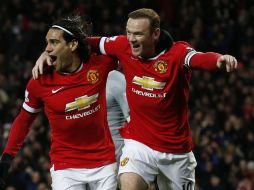 Rooney celebra el gol encargado de abrir el marcador junto a Falcao durante el inicio del partido contra el Newcastle. AFP / Lindsey Parnaby