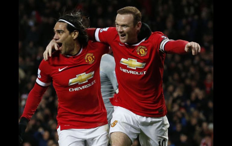 Rooney celebra el gol encargado de abrir el marcador junto a Falcao durante el inicio del partido contra el Newcastle. AFP / Lindsey Parnaby