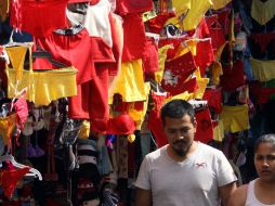 La ropa interior roja y amarilla abunda en el mercado, la cual se convierte en amuleto para atraer el amor y la buena fortuna. NTX / ARCHIVO