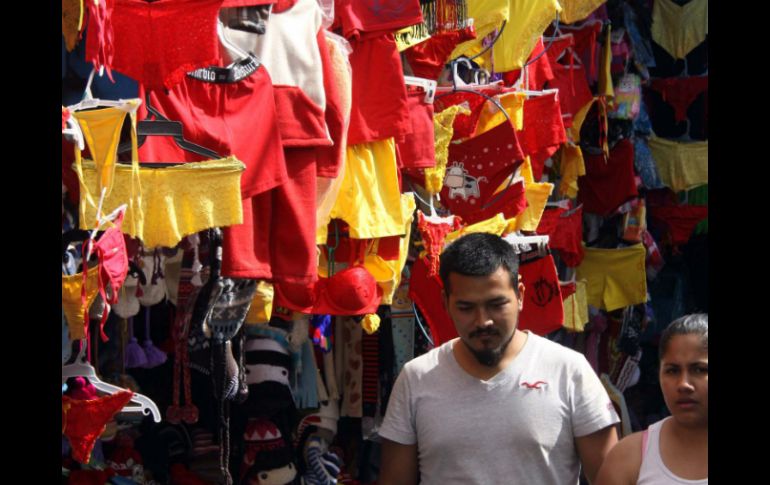 La ropa interior roja y amarilla abunda en el mercado, la cual se convierte en amuleto para atraer el amor y la buena fortuna. NTX / ARCHIVO