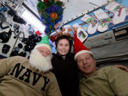 Los astronautas Barry Wilmore, Terry Virts y Samantha Cristoforetti comparten su navidad desde el espacio. TWITTER / @AstroTerry