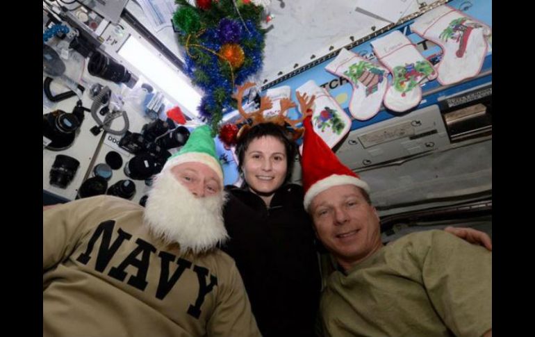 Los astronautas Barry Wilmore, Terry Virts y Samantha Cristoforetti comparten su navidad desde el espacio. TWITTER / @AstroTerry