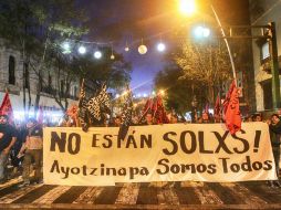 El contingente avanzó por Juárez invitando a las personas que caminaban por las banquetas a unirse a la marcha. EL INFORMADOR / E. Barrera