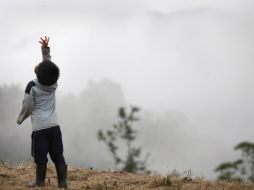 Un niño juega en lo alto de una montaña en la zona rural de Jambaló, Cauca, región en la que la guerrilla está muy presente. EFE / ARCHIVO