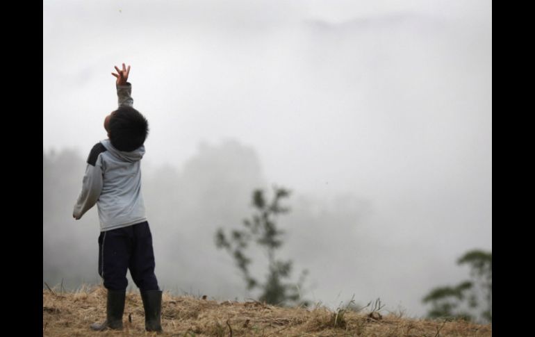 Un niño juega en lo alto de una montaña en la zona rural de Jambaló, Cauca, región en la que la guerrilla está muy presente. EFE / ARCHIVO