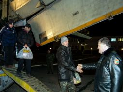 El presidente Petro Poroshenko (d) recibe en el aeropuerto de  Kiev a los prisioneros liberados por los grupos separatistas. AFP / M. Palinchak