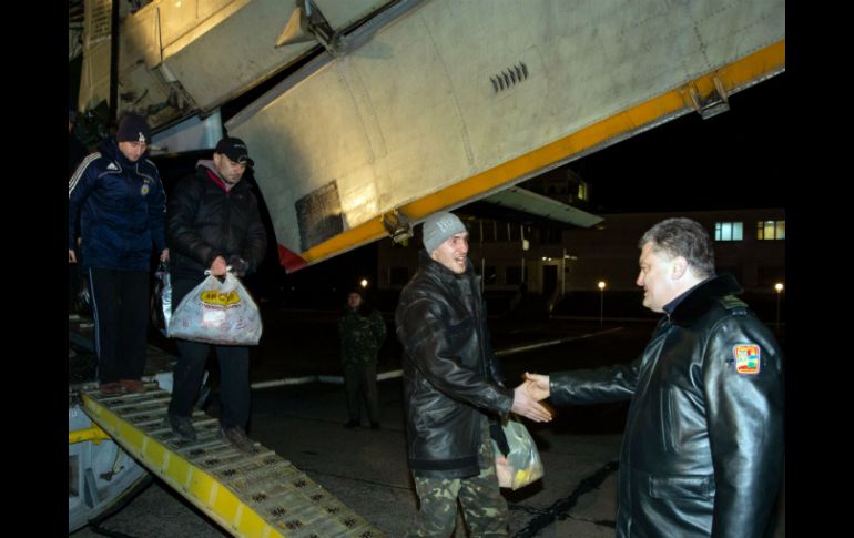 El presidente Petro Poroshenko (d) recibe en el aeropuerto de  Kiev a los prisioneros liberados por los grupos separatistas. AFP / M. Palinchak