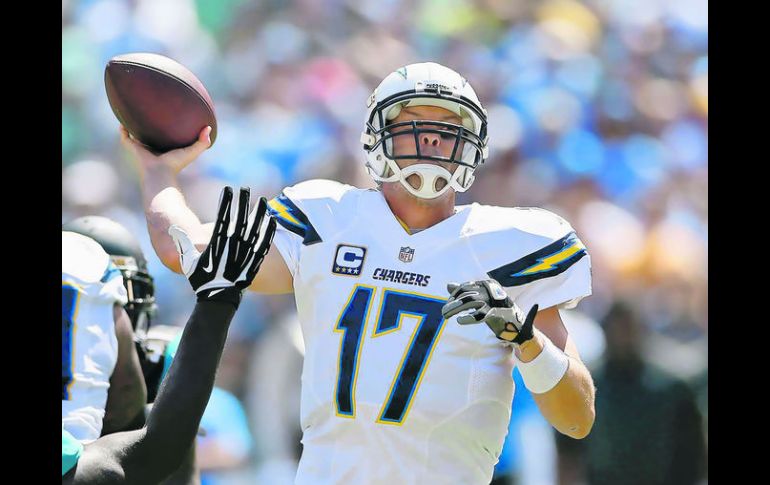 Philip Rivers y San Diego tienen el balón en su poder para avanzar a los playoffs, ya que poseen una marca de 9-6. AFP /