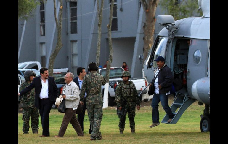 Una aeronave de la Semar traslada a los integrantes del grupo al penal. SUN / Rml