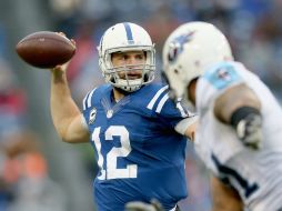 Andrew Luck acumula 160 yardas por pase y dos anotaciones antes de dejar lugar a su suplente en la segunda parte. AFP / A. Lyons