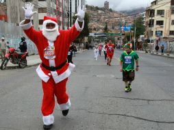 Los corredores bolivianos que participaron en la novedosa actividad, lucieron trajes con motivos navideños. EFE / M. Alipaz