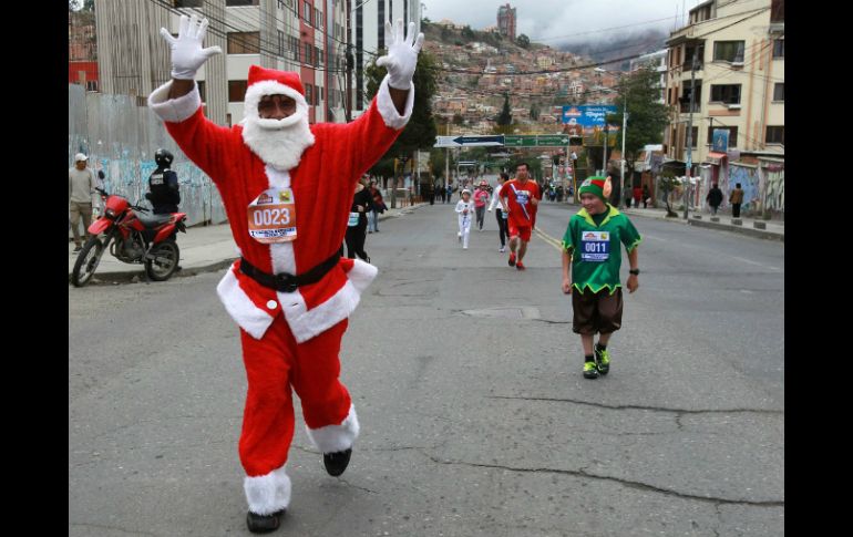 Los corredores bolivianos que participaron en la novedosa actividad, lucieron trajes con motivos navideños. EFE / M. Alipaz