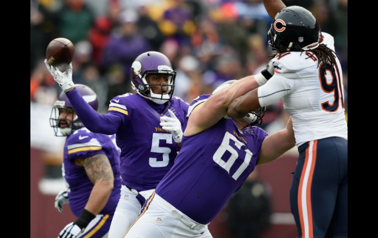 Teddy Bridgewater lanza un pase de 44 yardas en el touchdown de la ventaja a Adam Thielen en el tercer cuarto. AFP / H. Foslien