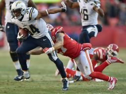 Donald Brown (34) de los Cargadores de San Diego compite por el balón contra Kurt Coleman (27) de los Jefes de Kansas City. AFP / P. Aiken