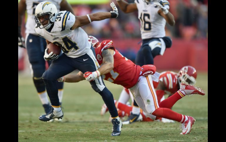 Donald Brown (34) de los Cargadores de San Diego compite por el balón contra Kurt Coleman (27) de los Jefes de Kansas City. AFP / P. Aiken