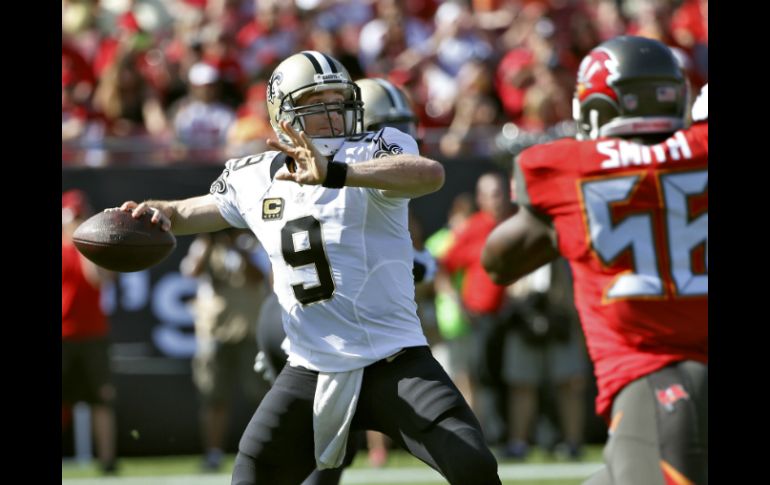 Drew Brees lanza el pase del touchdown de la victoria cuando restaban 1:57 munutos en el partido. AP / B. Blanco