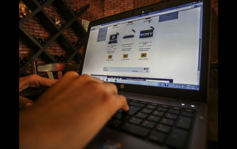 Durante la época navideña, la búsqueda de ofertas online es aprovechada por los delincuentes para robar información personal. EL INFORMADOR / ARCHIVO