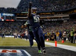 Bruce Irvin se anota un touchdown de 49 yardas en una intercepción para asegurar el triunfo. AFP / O. Greule