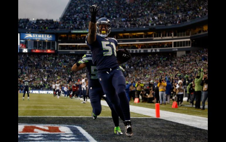 Bruce Irvin se anota un touchdown de 49 yardas en una intercepción para asegurar el triunfo. AFP / O. Greule