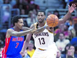 Dominador. Brandon Jennings (7) de los Pistons de Detroit pasa el esférico frente a Tristan Thompson (13) de los Cavaliers de Cleveland AP /