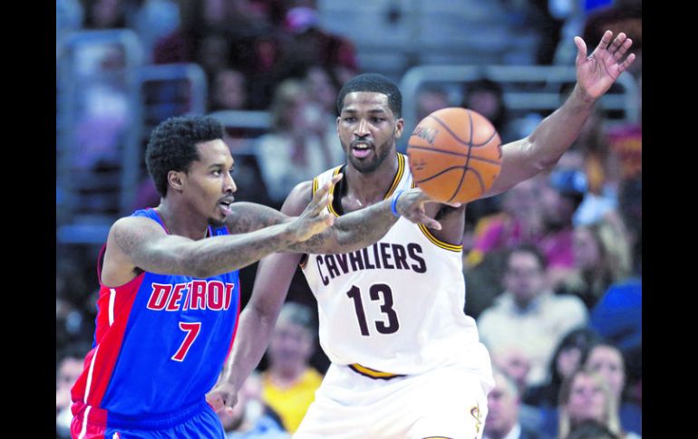 Dominador. Brandon Jennings (7) de los Pistons de Detroit pasa el esférico frente a Tristan Thompson (13) de los Cavaliers de Cleveland AP /