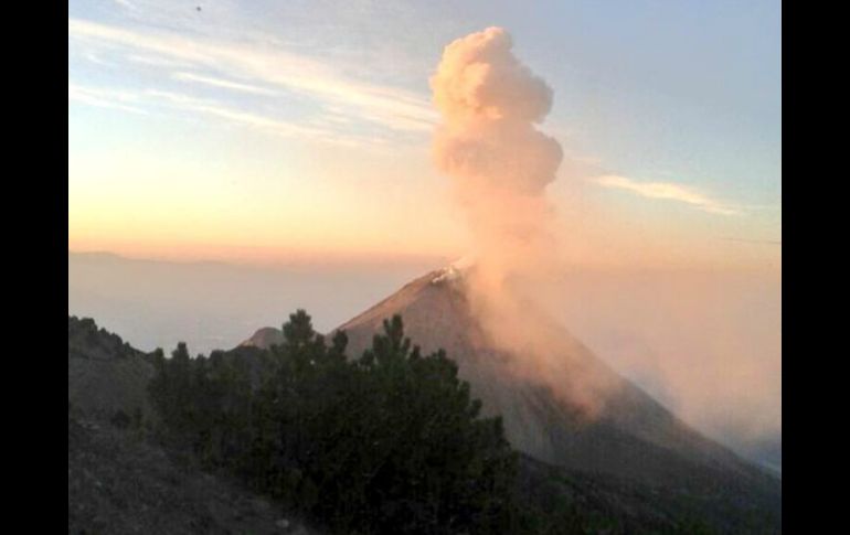 El Volcán de Colima registra este lunes por la mañana una exhalación de 600 metros de altura. TWITTER / ‏@PCJalisco