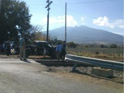 El conductor de una camioneta negra cruza las vías del tren, el carguero le impacta en su costado izquierdo. TWITTER / @fccg1998