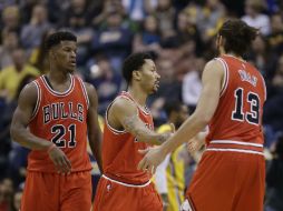 Jimmy Butler (21) y Derrick Rose (centro) destacaron a la ofensiva por parte de la quinteta de los Bulls. AFP / D. Cummings