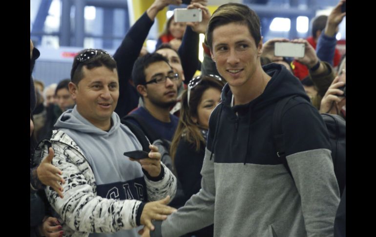 Unas 200 personas lo recibieron en el aeropuerto. EFE / J. Lizon