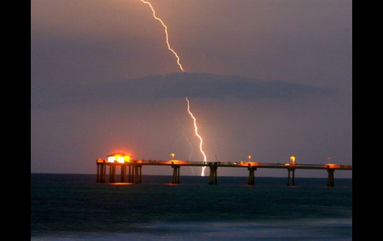 Las víctimas se refugiaban de la lluvia en un kiosco cuando fueron alcanzados por la descarga eléctrica. AP / ARCHIVO