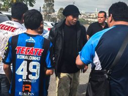 El sudamericano se dijo feliz de encontrarse con sus fans y compañeros. TWITTER / @10Ronaldinho