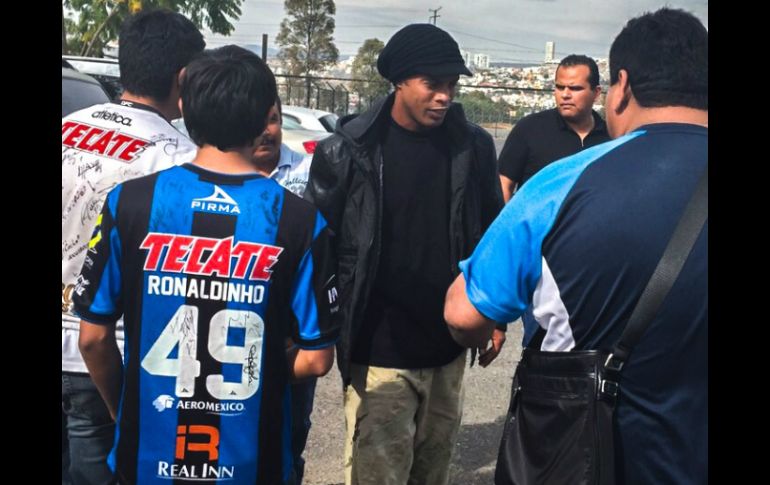 El sudamericano se dijo feliz de encontrarse con sus fans y compañeros. TWITTER / @10Ronaldinho