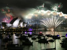 Las doce uvas, las campanadas y la luz inundó la ciudad australiana en el año que allá, ya comenzó. EFE / N. Short