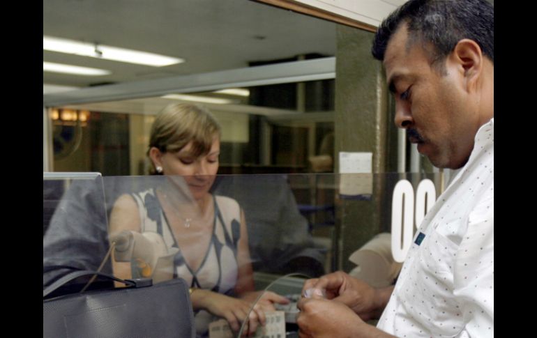 Se les recuerda a los clientes de la banca tienen a su disposición los servicios por teléfonos y por Internet. EL INFORMADOR / ARCHIVO