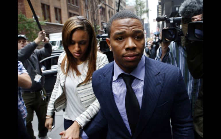 Ray Rice salió de Baltimore tras ventilarse imágenes de él golpeando a su ahora esposa. AP / ARCHIVO