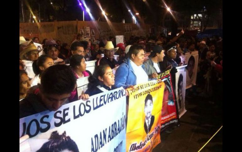 La marcha denominada 'El Año Nuevo la Cena con Ayotzi' es encabezada por los padres de los  estudiantes. TWITTER / @YoSoy132SC