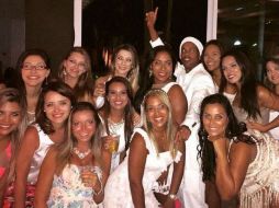 El astro brasileño recibe el 2015 rodeado de mujeres. TWITTER / @10Ronaldinho