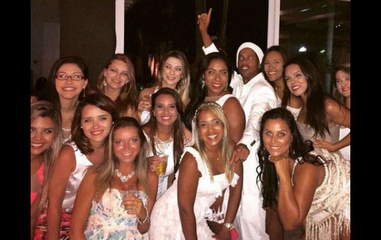 El astro brasileño recibe el 2015 rodeado de mujeres. TWITTER / @10Ronaldinho